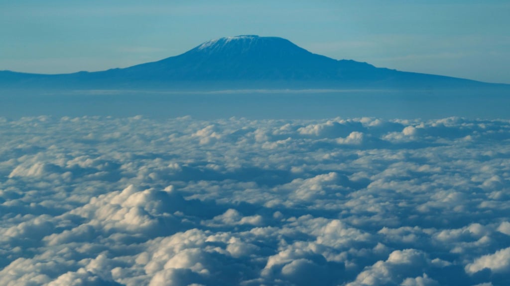 Der Gipfel des Kilimandscharo ragt aus der Wolkendecke hervor. (Archivbild)