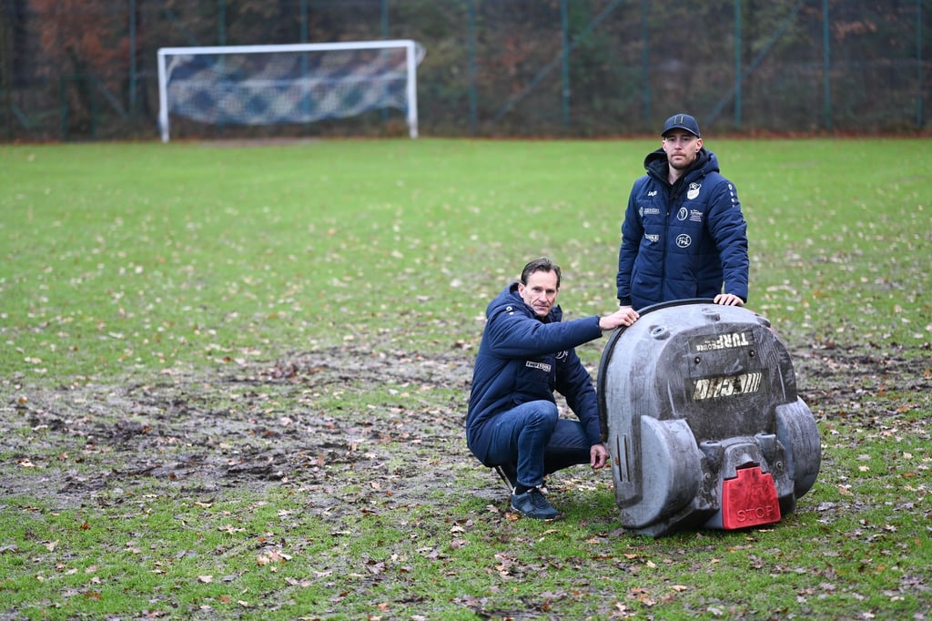 Ein Roboter-Rasenmäher zerstörte in Friesland ein Fußballfeld. (Archivfoto)
