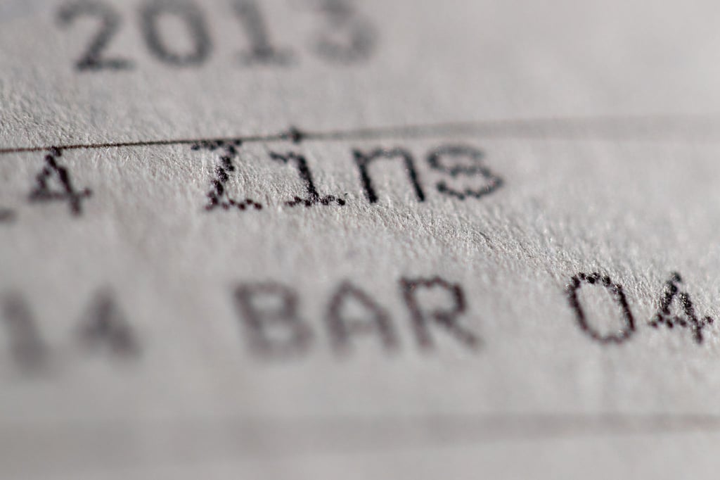 Der Abwärtstrend ist gestoppt, aber die Inflation schlagen Sparerinnen und Sparer mit Fest- und Tagesgeldangeboten nach wie vor in der Regel nicht. (Symbolbild)