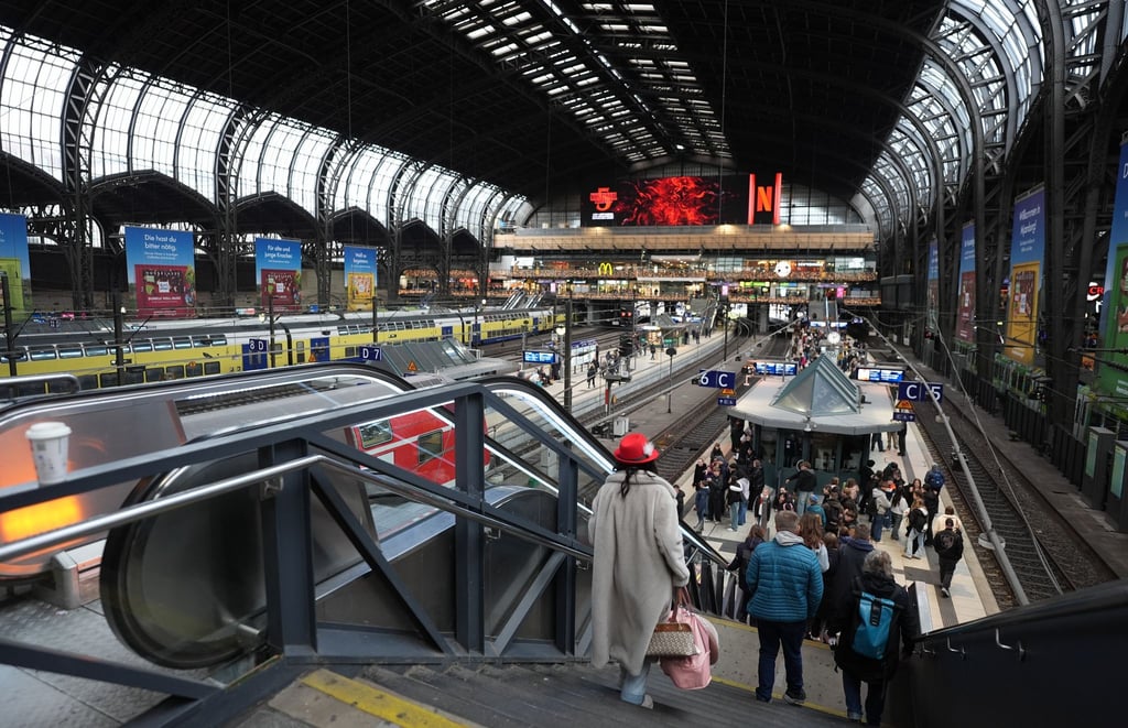 Im Hamburg werden laut Statistik mehr Züge und Bahnhofwände beschmiert. (Archivbild)