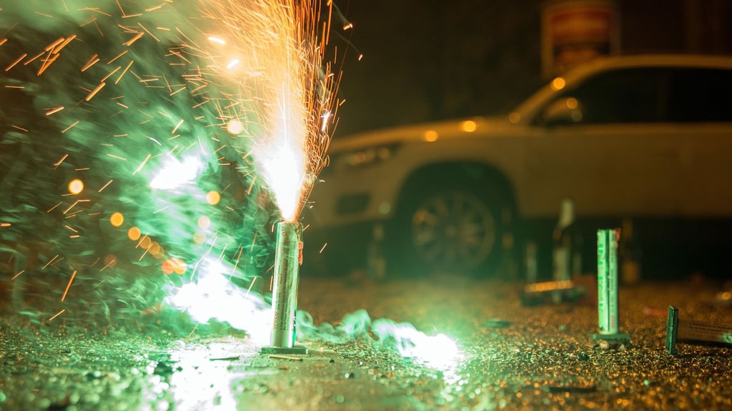 Feuer Frei: Wer sicher gehen will, dass sein Auto rund um Silvester und Neujahr völlig unversehrt bleibt, achtet beim Abstellort besser auf ein paar Dinge.