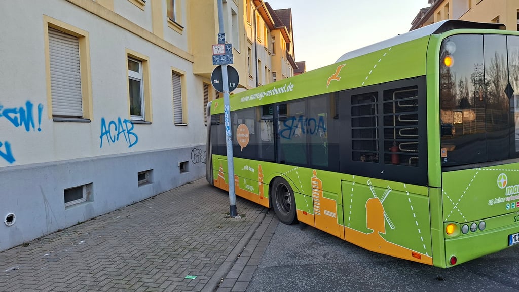 Ein Bus steht führerlos mitten auf der Otto-Richter-Straße in Magdeburg.