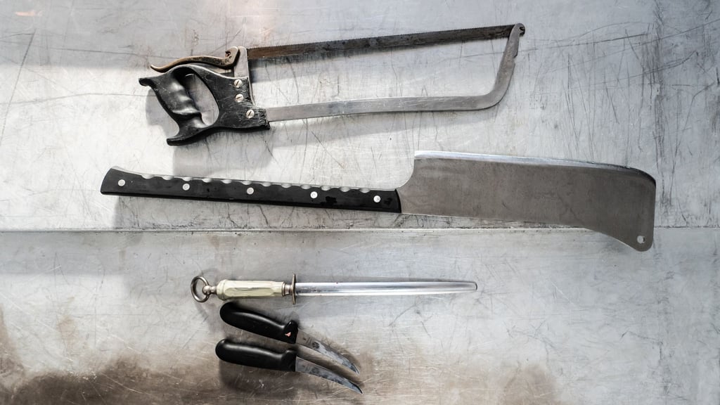 Werkzeug zum Zerlegen eines Rinds liegt auf einem Tisch. (Archivbild)