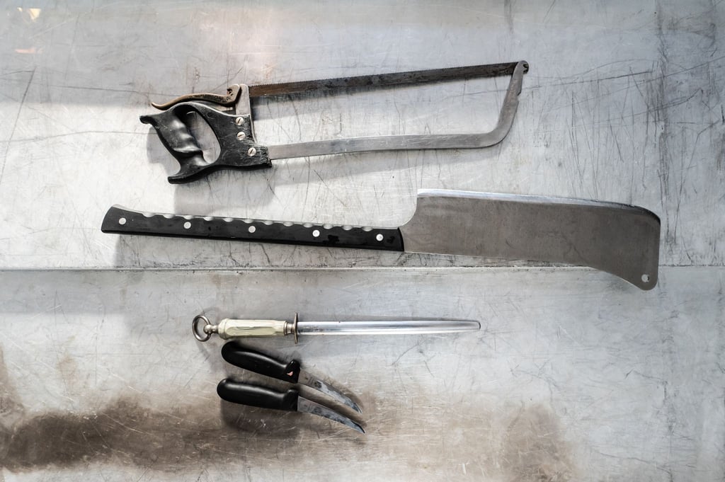 Werkzeug zum Zerlegen eines Rinds liegt auf einem Tisch. (Archivbild)