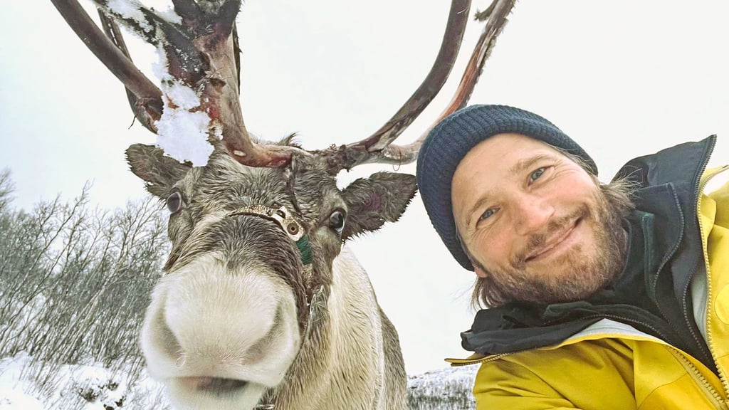 Schauspieler Sebastian Ströbel nimmt sein Publikum in der ZDF-Dokumentation „Meine Arktis“ mit ans eisige Ende der Welt. (Handout)