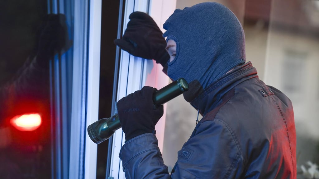 Über den Balkon sind Unbekannte in einer Wohnung in Wolfen-Krondorf eingestiegen.