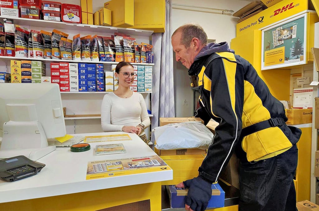 Die Lieferung ist da: Seit sieben Jahren transportiert René Schirrmann Pakete, die ihm Pia Steinmüller hier in der Magdeburger Straße abnimmt. 