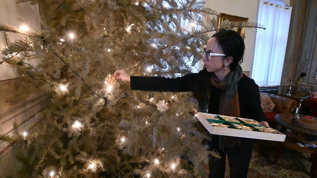 Vertrocknet, aber noch im Nadelkleid: Marlen Luther schmückt den Weihnachtsbaum vom letzten Jahr erneut. 