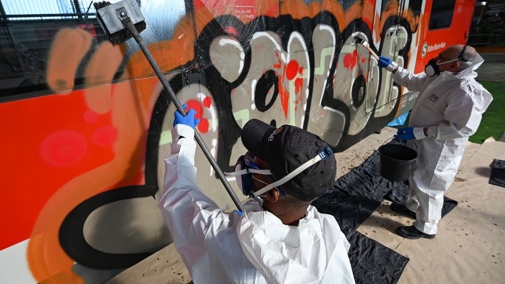 Schmierereien verursachen Millionen-Schäden bei der Bahn. (Archivbild)