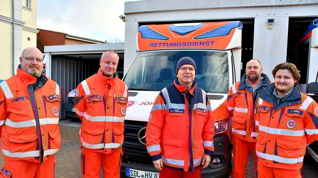 Der langjährige  Notarzt im Rettungsdienst Havelberg, Dr. Peter Hoffmann (Mitte), hat Heiligabend seinen letzten Dienst absolviert. Im Einsatz waren  an dem Tag unter anderem die Notfall- und Rettungssanitäter (von links) Mathias Gerisch, Tom Hannemann, Sascha Naggies und Johathan Gierke.