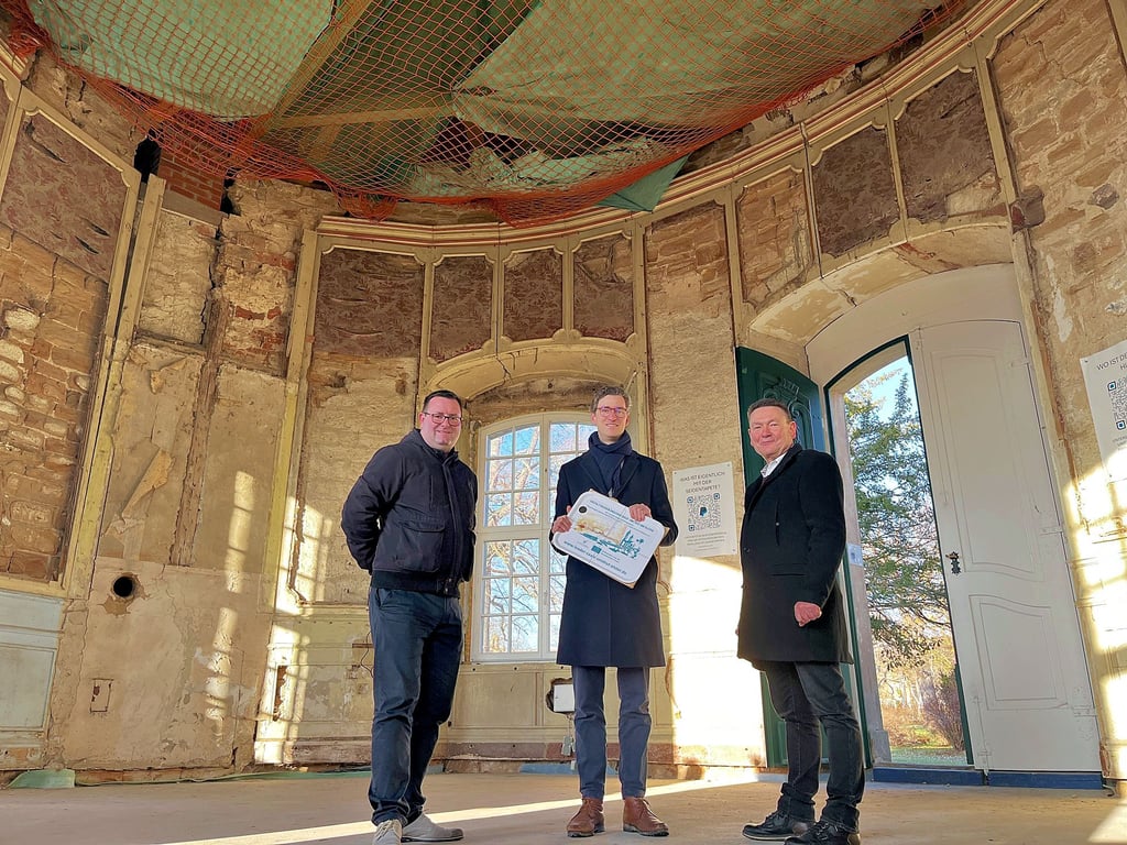 Der Vereinsvorsitzende Georg von Münchhausen (M.) mit Querfurts Bürgermeister Andreas Nette (l.) und Udo Mänicke, Vorsitzender der Lokalen Aktionsgruppe für „Leader“, im Weinberg-Pavillon in Vitzenburg 