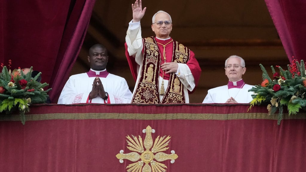 Auf dem Petersplatz brach Jubel aus, als Leo sich zeigt.