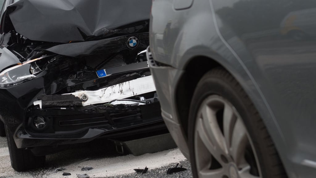 „Rumms“ - ein Unfall ist im Stadtverkehr schnell passiert - der Streit über Haftung kann dagegen länger dauern und oft auch vor Gerichten landen.