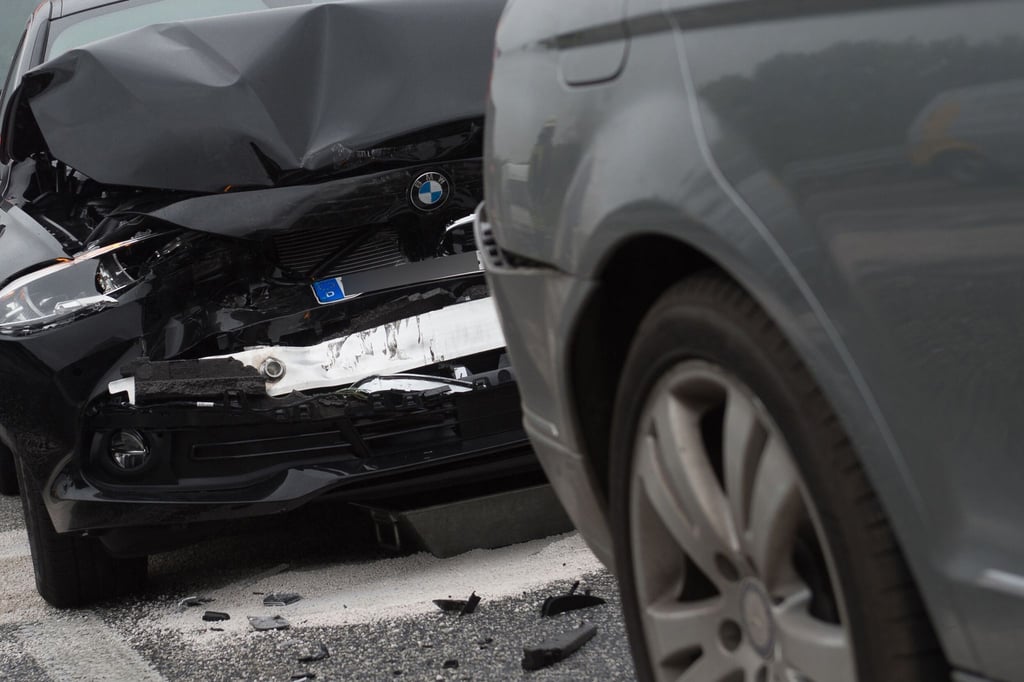 „Rumms“ - ein Unfall ist im Stadtverkehr schnell passiert - der Streit über Haftung kann dagegen länger dauern und oft auch vor Gerichten landen.