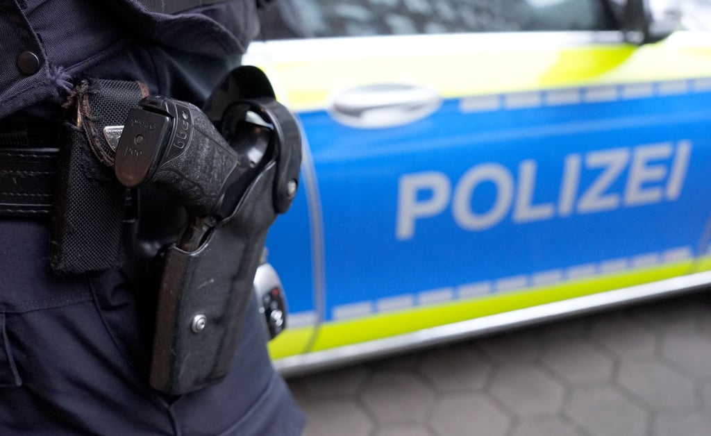 Nach dem derzeitigen Stand der Ermittlungen hat der 33-Jährige laut Polizei die Einsatzkräfte mit einer Schere angegriffen. (Symbolbild)