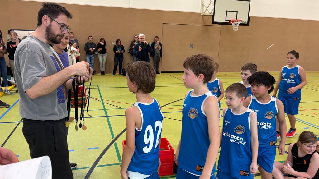 Sascha Pöllnitz vom USC Magdeburg gratuliert den Jungs der M10 der Genthin Grizzlies zu einer tollen Leistung beim Weihnachtsturnier in Magdeburg.