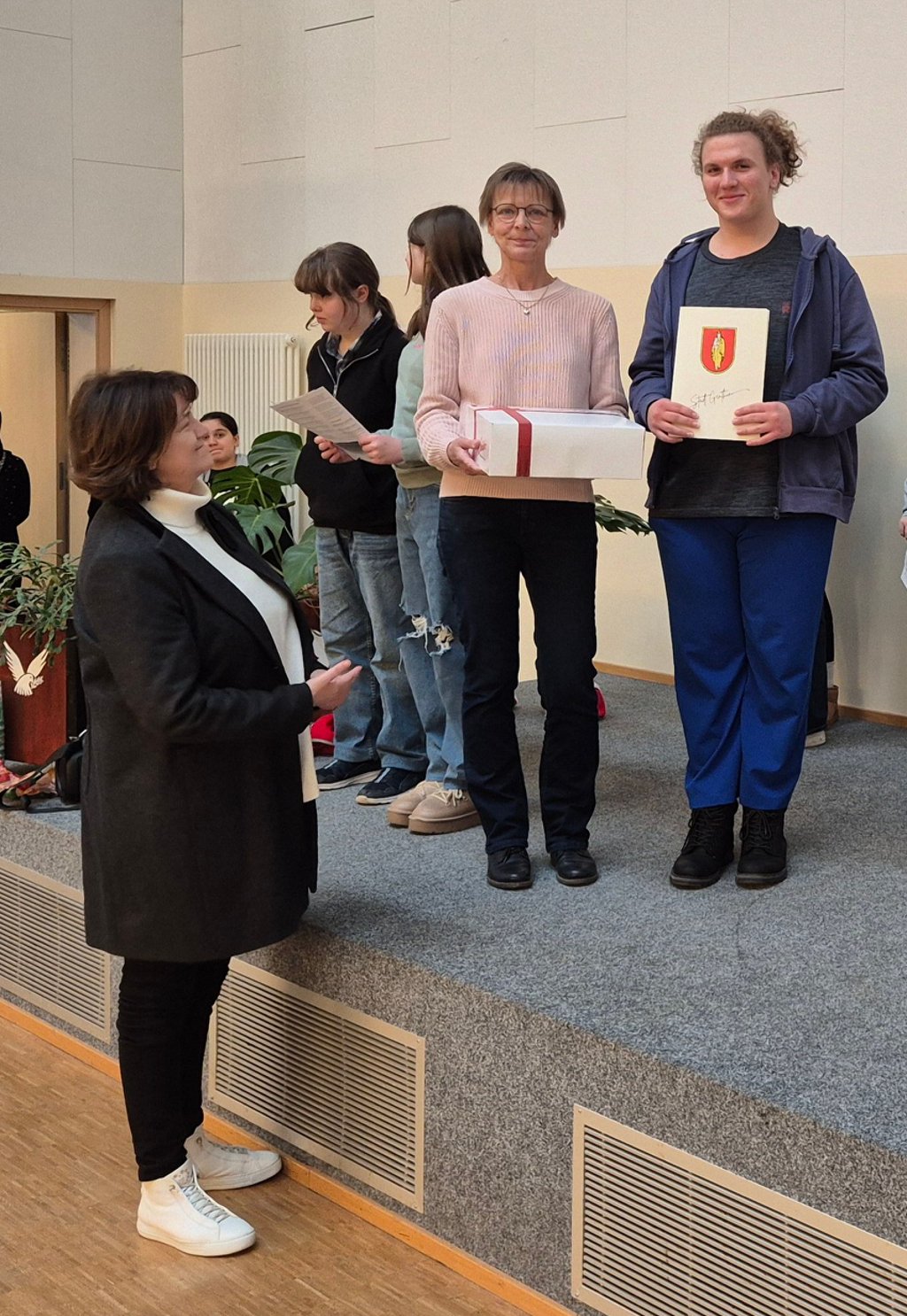 Die Genthiner Bürgermeisterin Dagmar Turian (links) ehrte Anke Rönck für ihr Engagement in den vergangenen 20 Jahren und den Vorsitzenden der Schülerfirma Erik Anders während der Jubiläumsfeier.