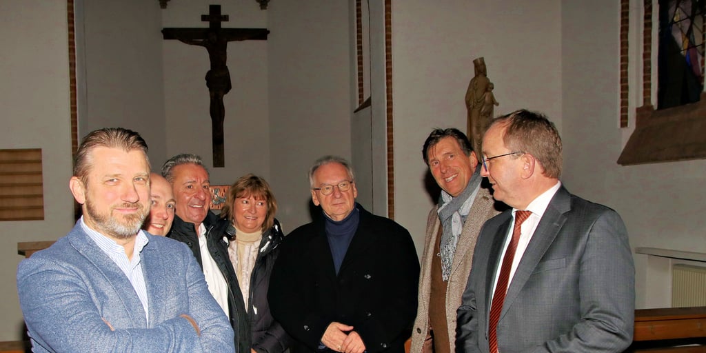 Ministerpräsident Reiner Haseloff hier zusammen mit seiner Frau (M.) in der Kiche auf dem Gelände der Caritas in Calbe. 