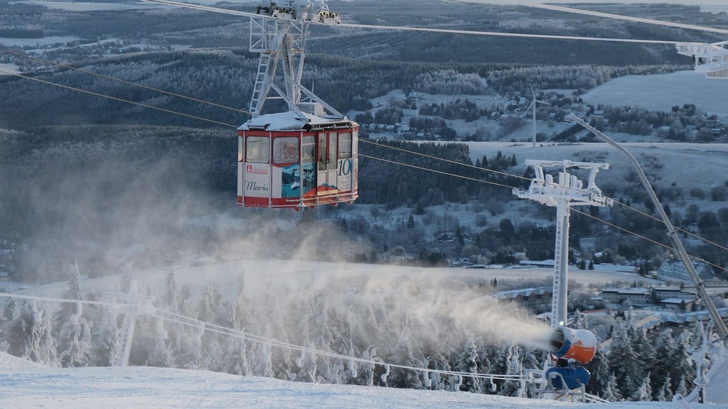 Am Fichtelberg präsentiert sich das Erzgebirge winterlich weiß.