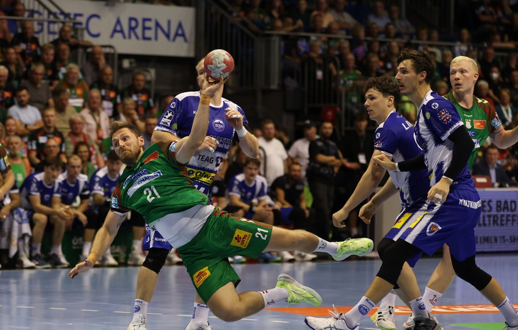 Albin Lagergren setzt sich hier beim Heimspiel des SCM gegen Eisenach toll am Kreis durch. Der Schwede erzielte im September zwei Tore beim 34:28-Sieg der Magdeburger.  