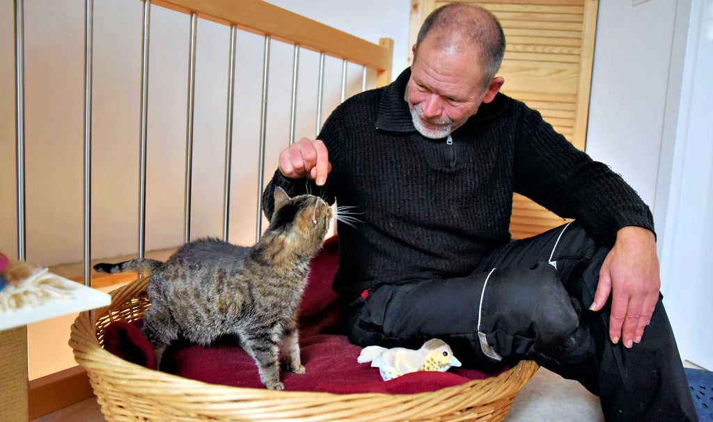 Husch, ins Körbchen: Pierre Fleury hat bei „Mietzicki“ Platz genommen. Das Tier kann zwar sehr schlecht hören und sehen, genießt aber den Kontakt.