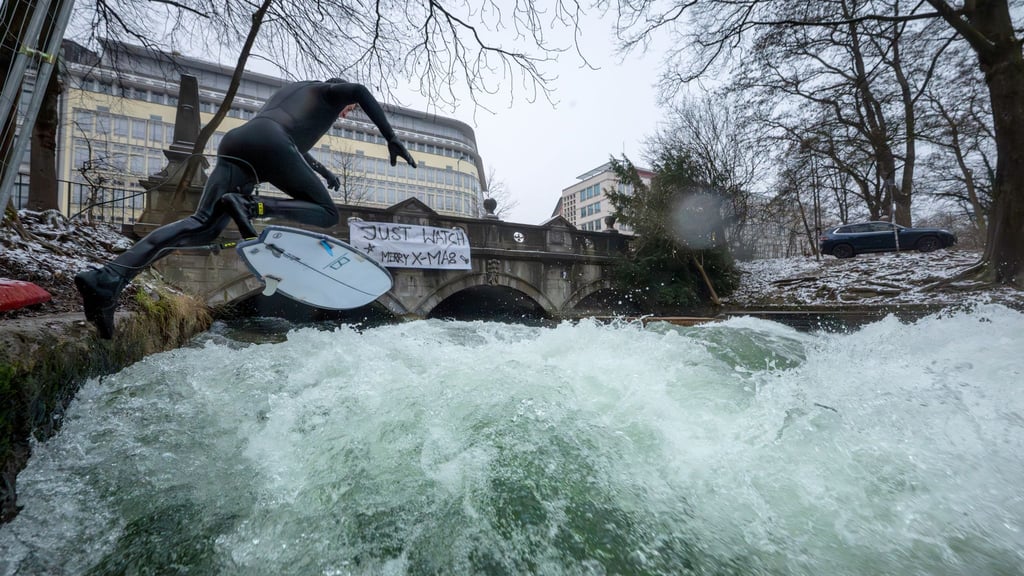 Ein Weihnachtswunder? Auf dem Eisbach wird wieder gesurft.