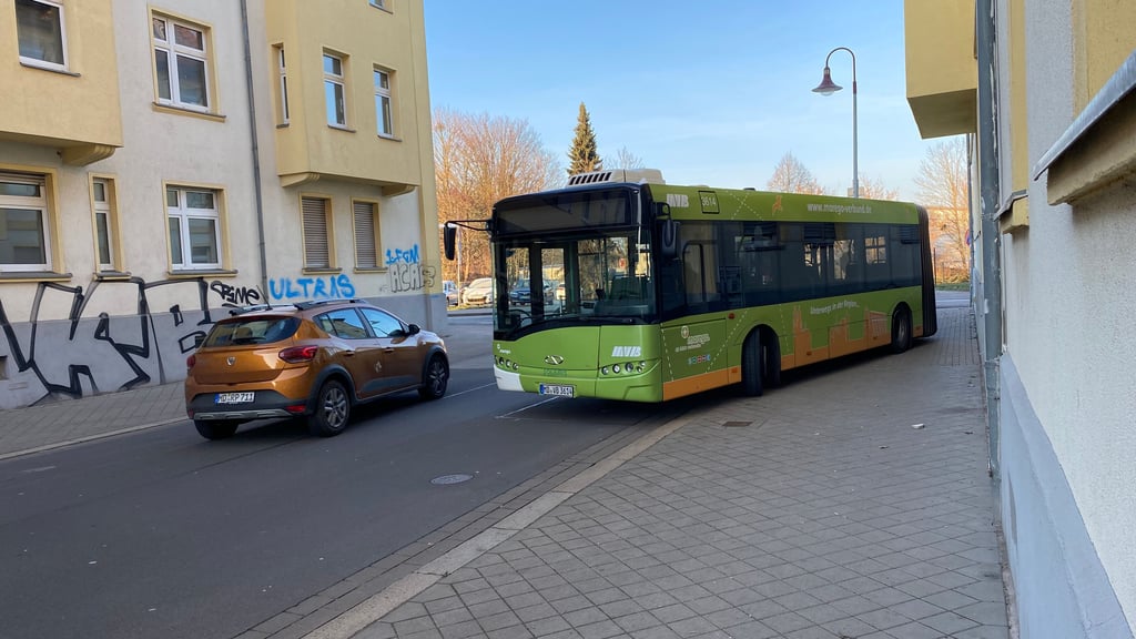 Ein Bus steht am ersten Weihnachtsfeiertag führerlos und auf der falschen Fahrbahnseite mitten auf der Otto-Richter-Straße in Magdeburg.