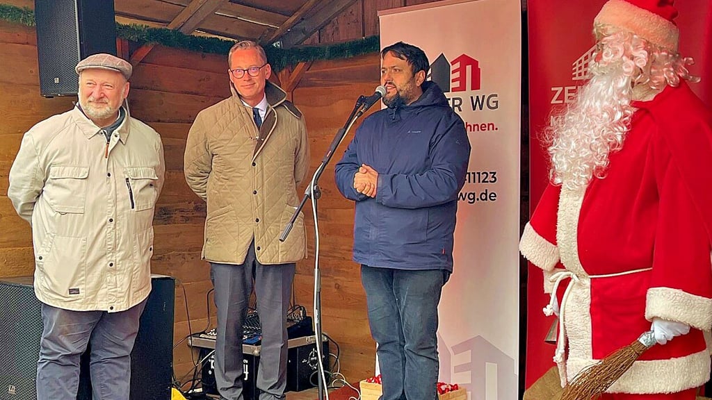 Entscheider und Macher, kurz die wichtigen Männer, bei der Eröffnung des  Weihnachtsmarktes: Stadtratsvorsitzender Ulf Altmann, OB Christian Thieme, Veranstalter Martin Exler – und der  Weihnachtsmann 