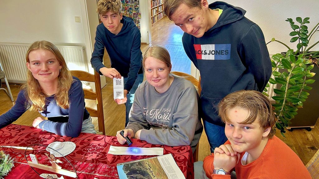 Hier erarbeiten sich Achtklässler des Gymnasiums Mücheln gerade in der Stadtbibliothek die Lösung der Rätselfragen des Escape Games.