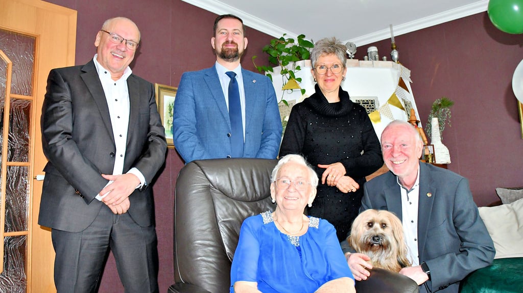 Christa Heidrich hat  Heiligabend in Havelberg ihren 90. Geburtstag gefeiert. Hier ist sie mit ihren Söhnen Ralf (links) und Klaus (rechts), Schwiegertochter Petra sowie  Bürgermeister Mathias Bölt zu sehen. 