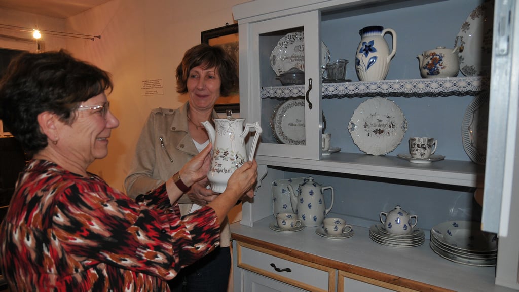 Heike Gesang und Gabi Krause (von links) räumen den historischen Schrank ein. Er gehörte früher der Bürgermeisterfamilie Brachmann in Kelbra. 