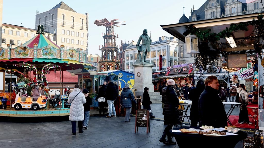 Gut besucht: Schon kurz nach dem Start zog es viele Schlenderer auf den Wintermarkt.