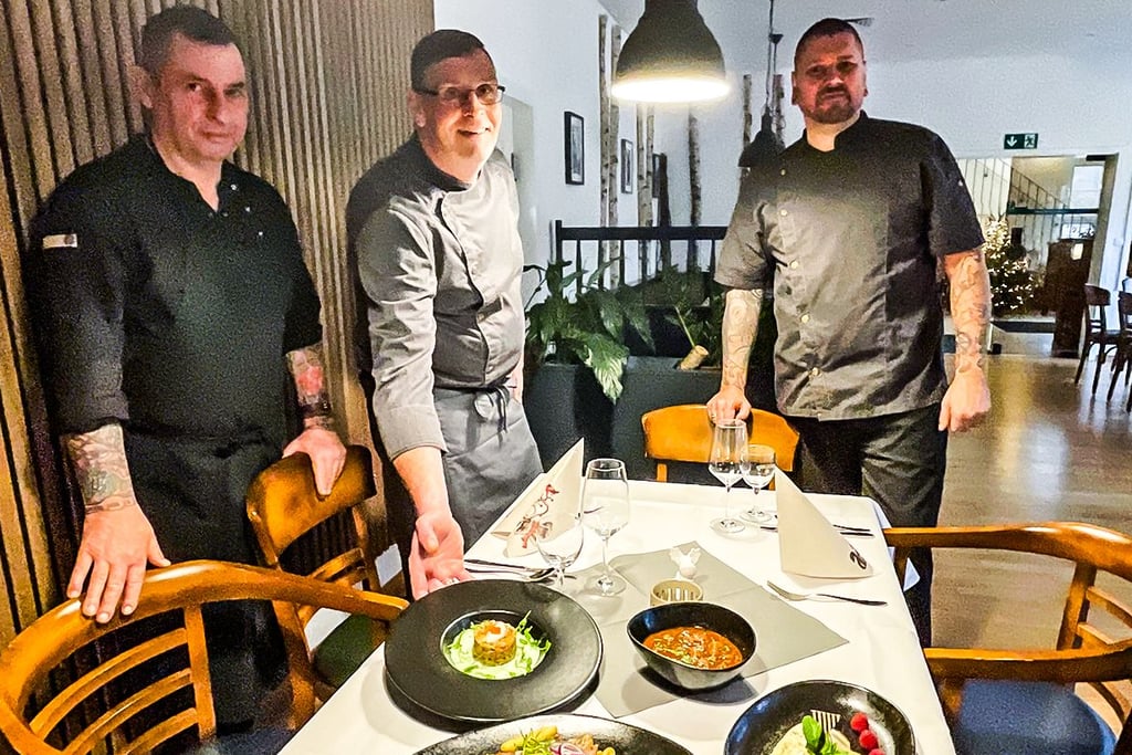 Begutachten gemeinsam ihr Menü (v.l.): Küchenchef  Holger Dierich, Manuel Storm und Toni Preschel vom Hotel & Restaurant „Am Meilenstein“ in Dunkelforth.
