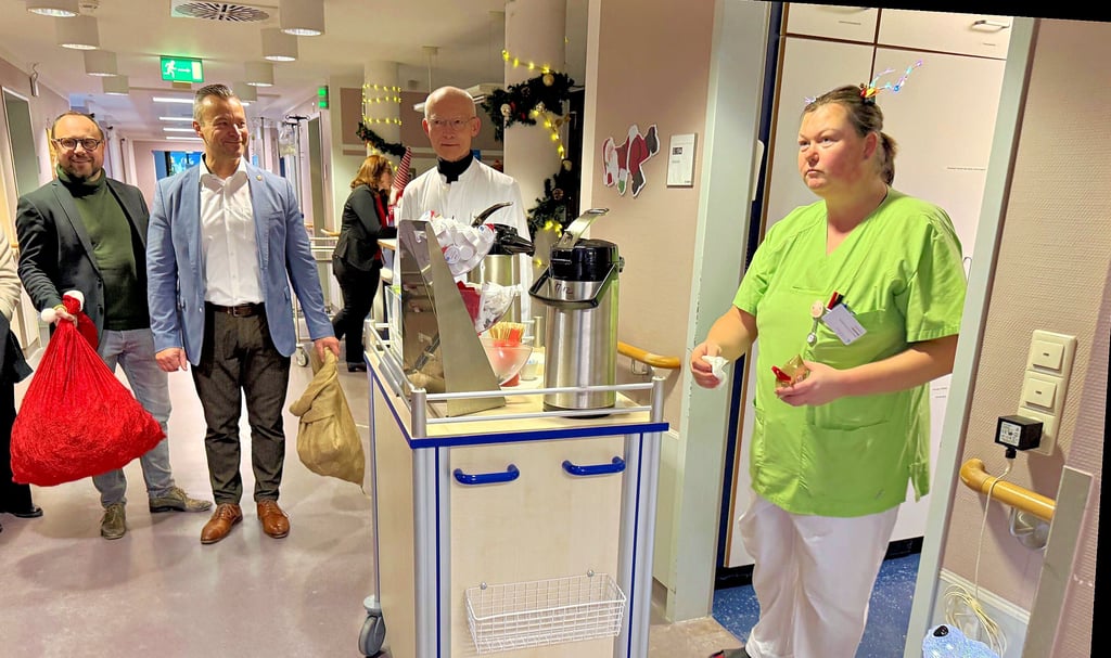 Die Festtage bringen des System im Goitzsche Klinikum nicht zum Kipppen. Die Arbeit läuft, Landrat Andy Grabner (2.v.l.) sagt Danke. 