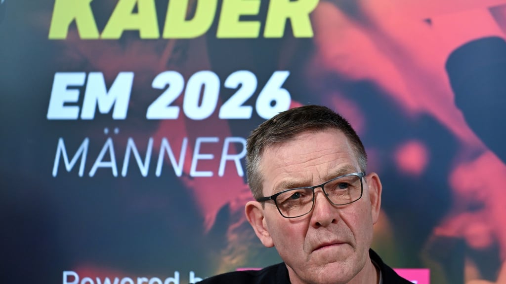 Für Bundestrainer Alfred Gislason geht es bei der Handball-EM auch um die Sicherung seines Jobs. (Archivbild)