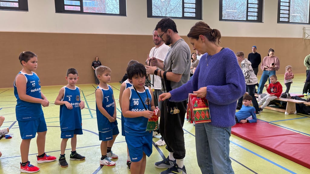 Die Genthin Grizzlies haben bei einem Weihnachtsturnier in Magdeburg kurz vor den Festtagen den zweiten Platz belegt.