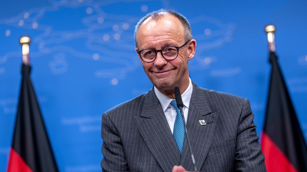 Der Vorsitzende der Deutschen Knigge-Gesellschaft, Clemens Graf von Hoyos, hat Bundeskanzler Friedrich Merz für seine guten Manieren gelobt. (Archivbild)