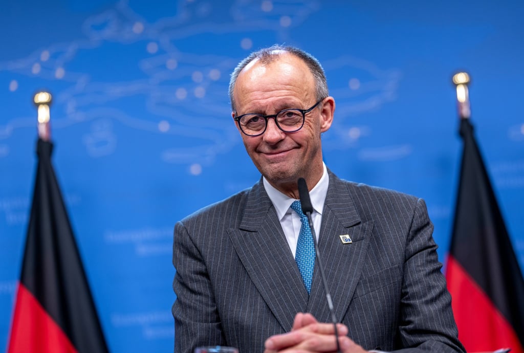 Der Vorsitzende der Deutschen Knigge-Gesellschaft, Clemens Graf von Hoyos, hat Bundeskanzler Friedrich Merz für seine guten Manieren gelobt. (Archivbild)