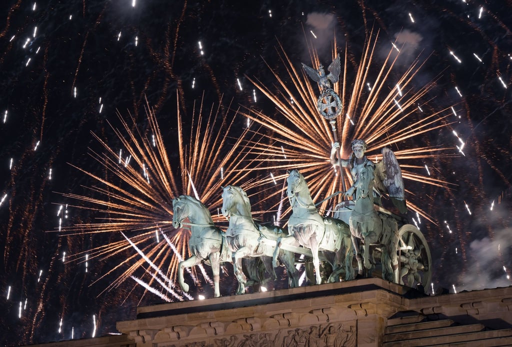 Am Brandenburger Tor wird Silvester gefeiert - mehrere Straßen sollen dafür gesperrt werden. (Archivfoto)