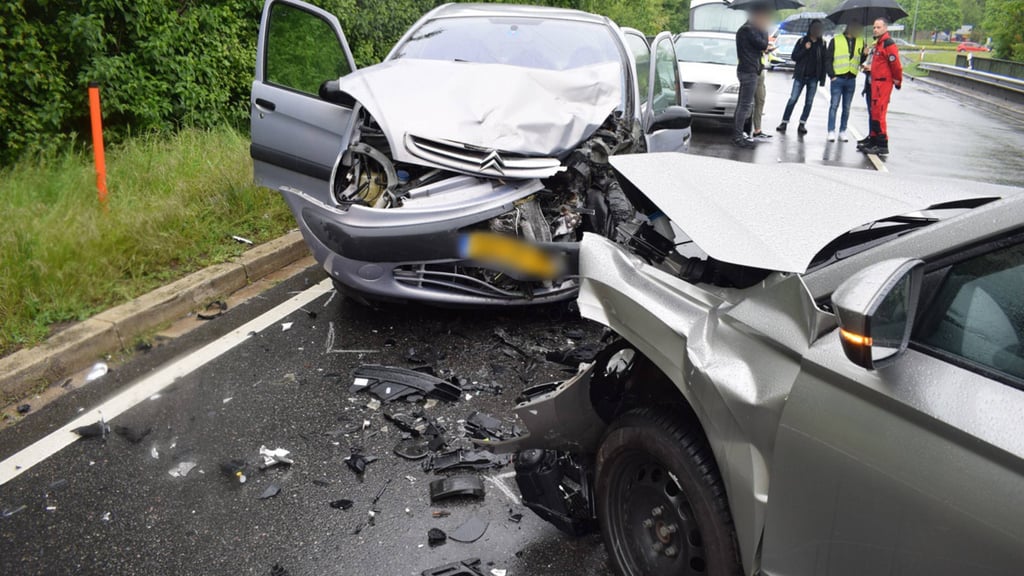 Bei einem frontalen Zusammenstoß zweier Autos auf der B246a zwischen Remkersleben und Wanzleben verstarb eine Frau noch an der Unfallstelle.