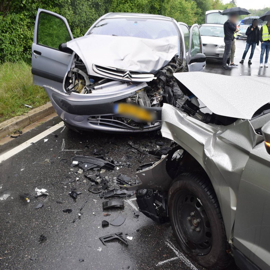 Bei einem frontalen Zusammenstoß zweier Autos auf der B246a zwischen Remkersleben und Wanzleben verstarb eine Frau noch an der Unfallstelle.