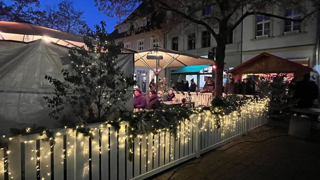 Lichter und weihnachtlicher Schmuck tragen viel dazu bei, dass es so einladend wirkt bei der ersten Rossweihnacht in Zeitz. 