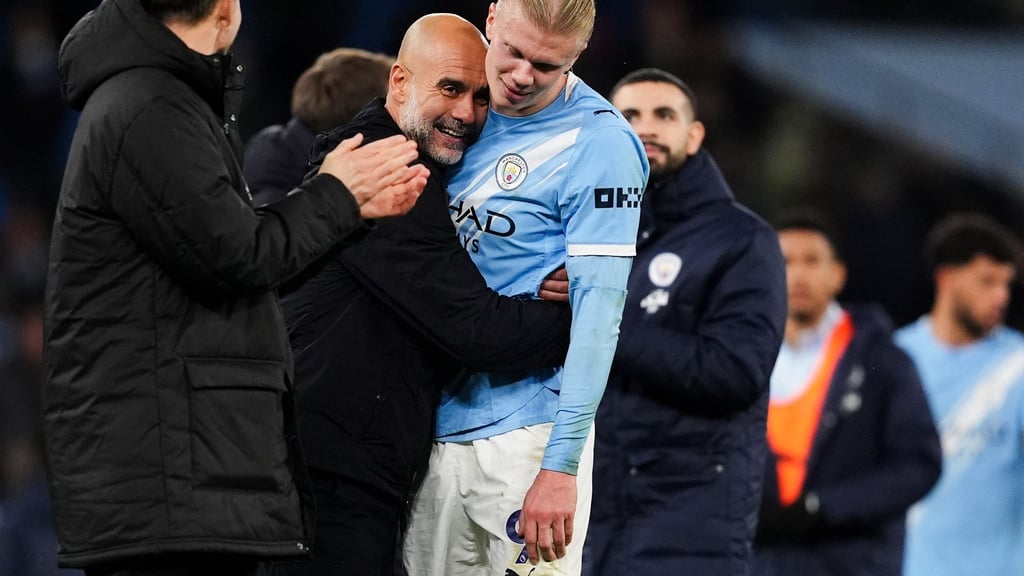 Kann nicht meckern über seinen Stürmerstar: Pep Guardiola (l). (Archivbild)