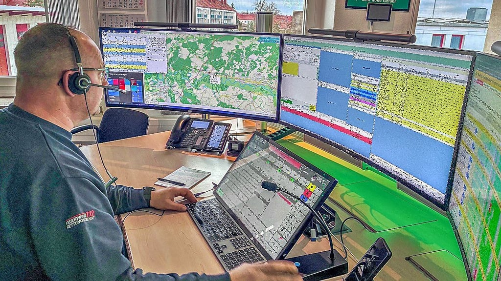 In der Leitsstelle in Wittenberg werden Einsätze koordiniert.