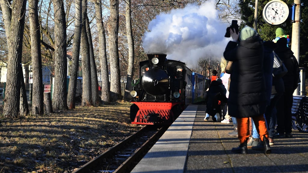 Die Parkeisenbahn war mit viel Dampf im Volkspark Wuhlheide unterwegs.