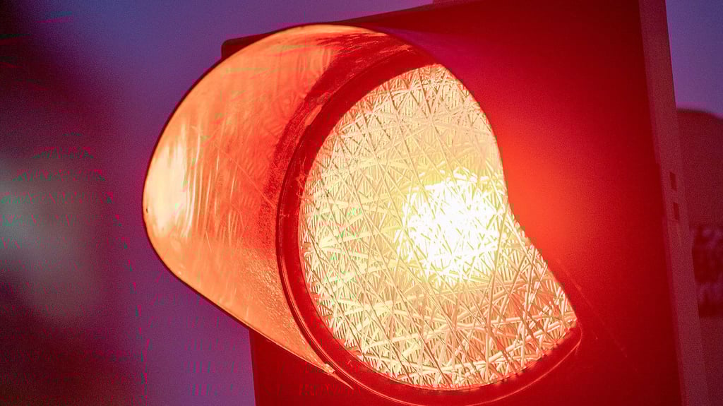 Die Ampel an der B6 in Köthen West zeigt oft sehr lange "rot" - ist an der Anlage etwas kaputt?