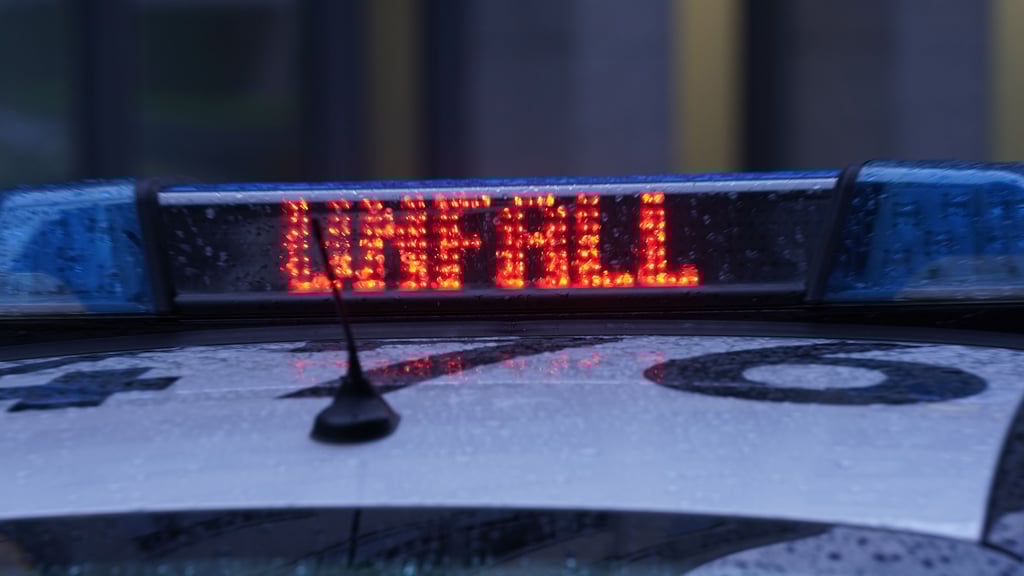 Nach einem frontalen Zusammenstoß zweier Autos auf der B246a zwischen Remkersleben und Wanzleben verstarb eine Frau noch an der Unfallstelle.