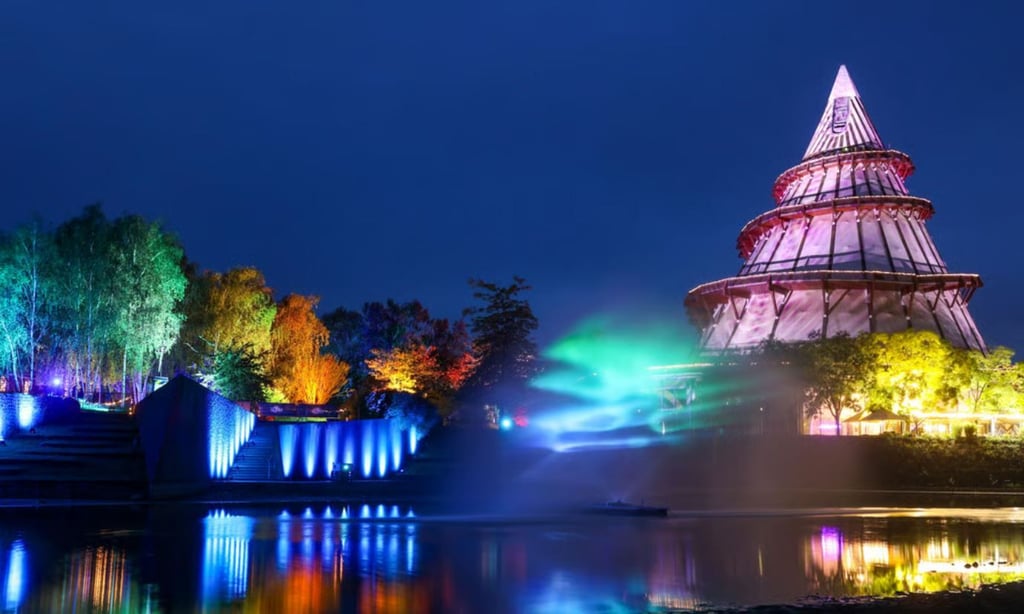 Illuminierter Angersee bei der Lichtershow Lumagica im Elbauenpark in Magdeburg.&nbsp;
