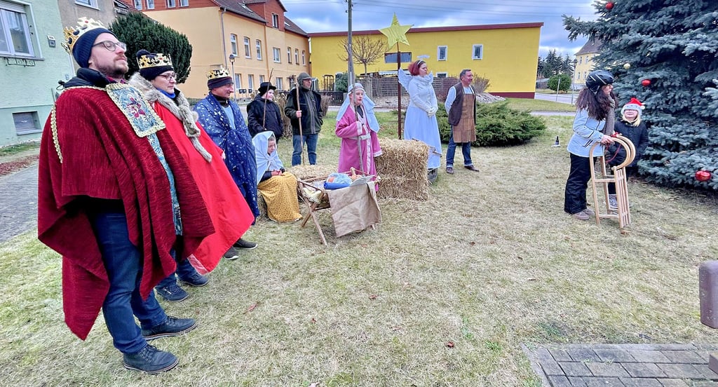 Kinder und Erwachsene stellen die Weihnachtsgeschichte als lebende Figuren dar.