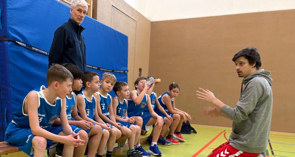 Mit der M10 der Genthin Grizzlies hat Trainer Oscar Fuglsang (rechts) am Weihnachtsturnier vom USC Magdeburg teilgenommen. Der junge Verein erlebt einen großen Zuspruch.